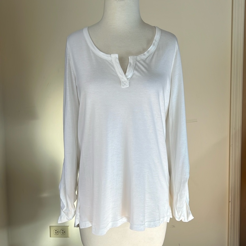 SPLENDID Women’s White Split Neck 3/4 Button Tab Sleeve Split Side Top  Size M